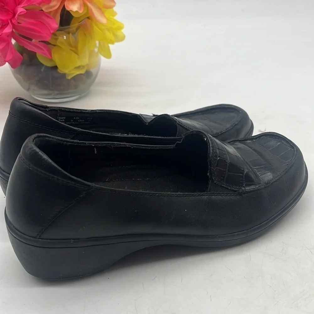 Clarks Black loafer with croc embossed insert Size 8.5 BLO4709